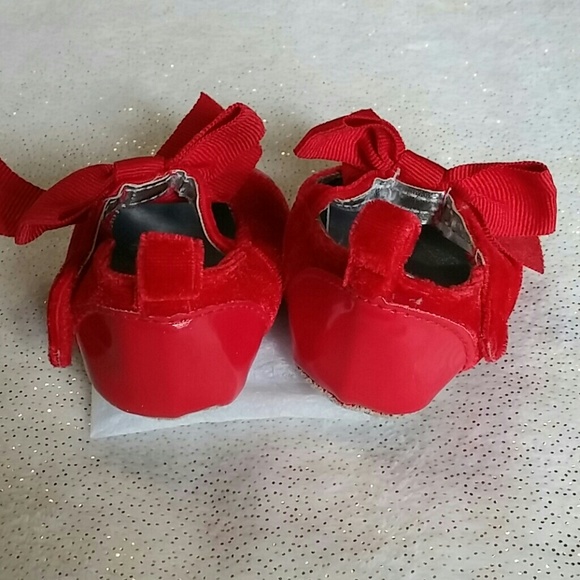 Old Navy Red Size 2 Velvet Look Shoes - Picture 3 of 5